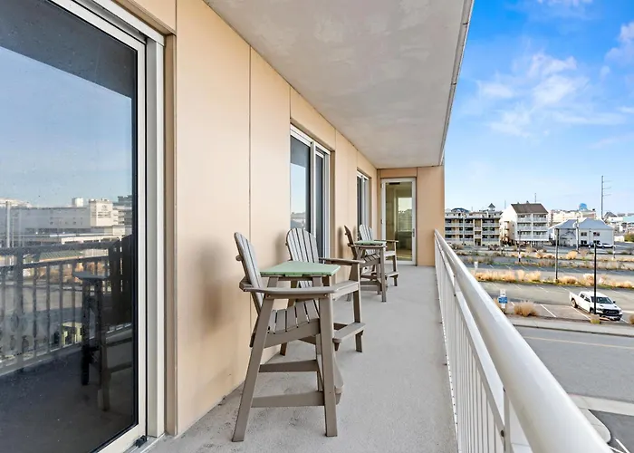 Holiday home Bright 4br With Huge Balcony, Pools, And Direct Access *