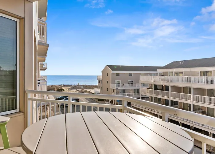Holiday home Bright 4br With Huge Balcony, Pools, And Direct Access *